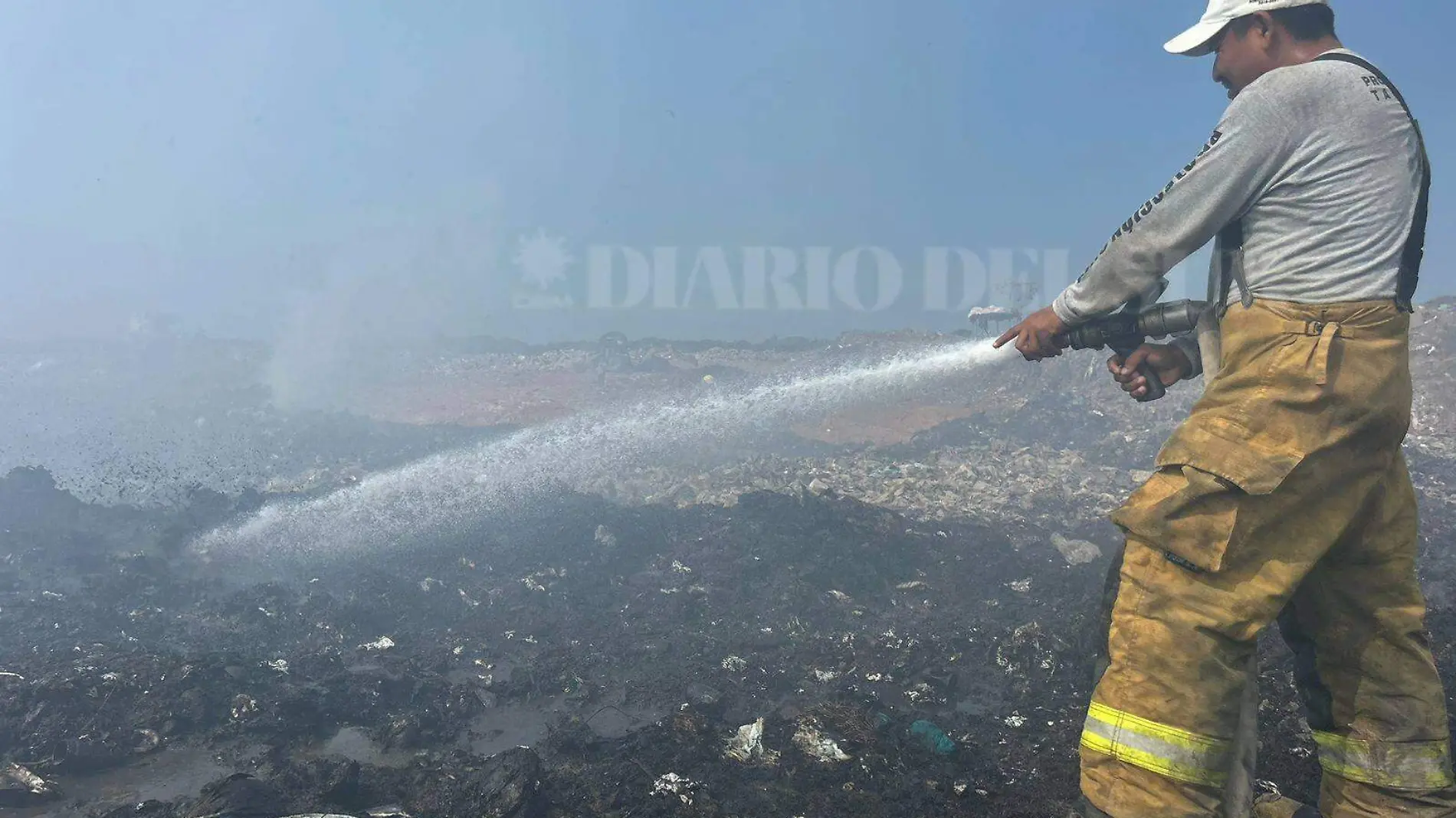 bombero apagando incendio